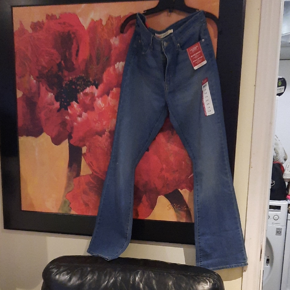 Authentic NWT Levi's Signature Mid-Rise Bootcut Jeans Slim Thru Hip Thigh